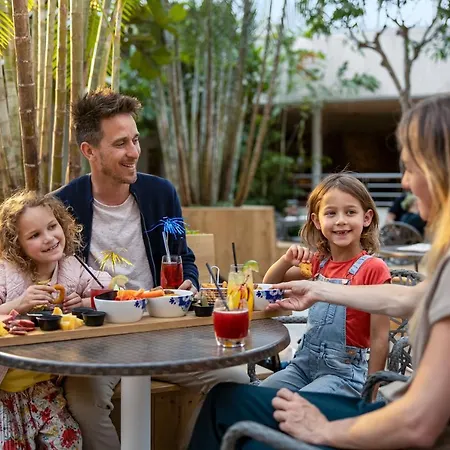 赞德沃特海滩中心公园酒店 4*