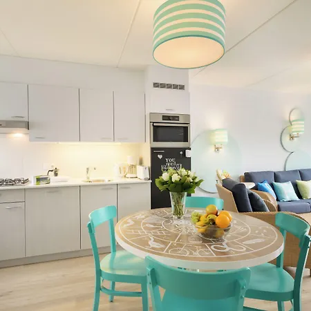 赞德沃特海滩中心公园酒店 假日公园 4*